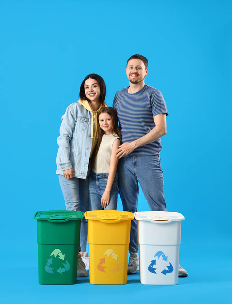 Семья с мусорными баками на синем фоне - Фото, изображение