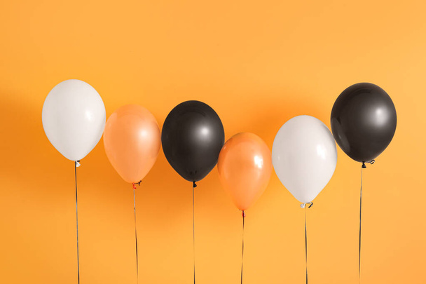Diferentes balões de Halloween no fundo laranja - Foto, Imagem