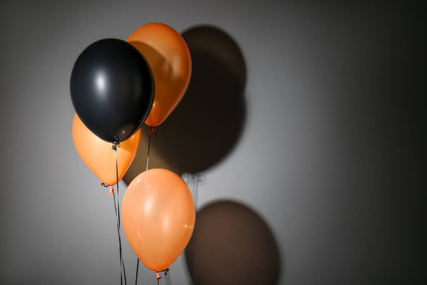 Různé halloween balónky na tmavě šedém pozadí - Fotografie, Obrázek