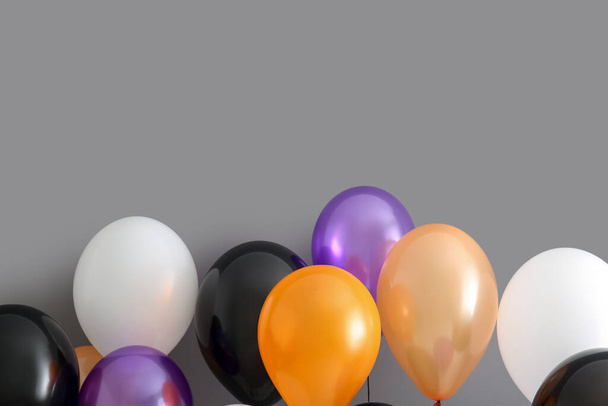 Різні кульки Хеллоуїна на сірому фоні - Фото, зображення