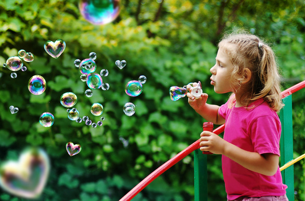 kleines Mädchen bläst interessante Blasen - Foto, Bild