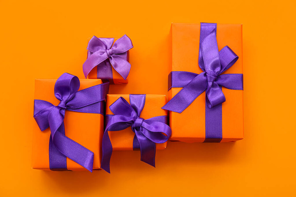 Schöne Geschenkboxen für Halloween auf orangefarbenem Hintergrund - Foto, Bild