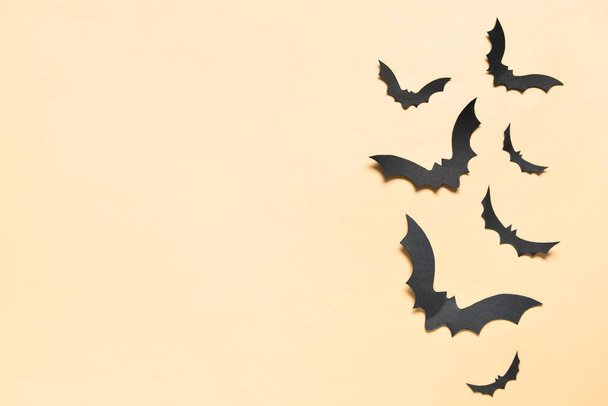 Papírové netopýři pro Halloween party na žlutém pozadí - Fotografie, Obrázek