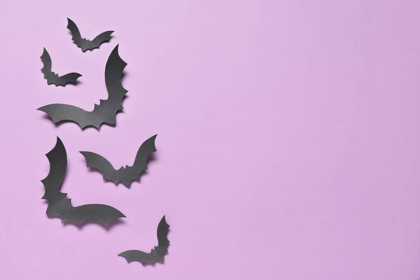 Бумажные летучие мыши для Хэллоуинской вечеринки на фоне сирени - Фото, изображение
