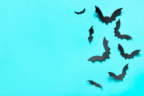 Chauves-souris en papier pour Halloween partie sur fond bleu - Photo, image