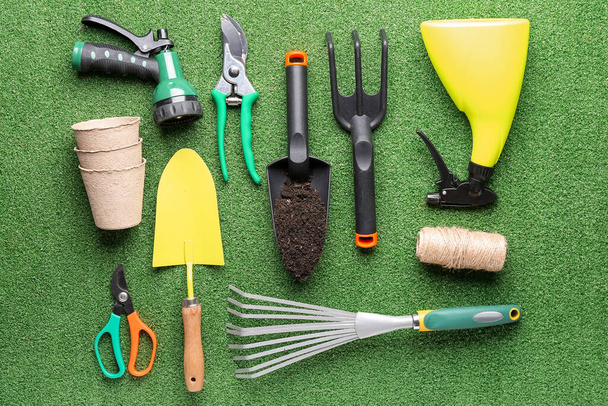 Composición con diferentes herramientas de jardinería sobre fondo de color - Foto, Imagen