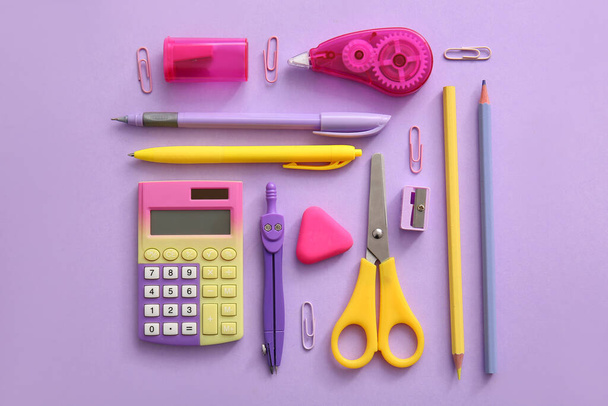Różne szkolne materiały piśmienne na fioletowym tle - Zdjęcie, obraz