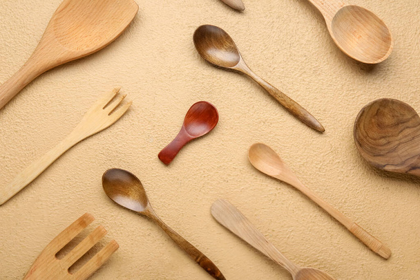 Комплект посуды из дерева на цветном фоне - Фото, изображение