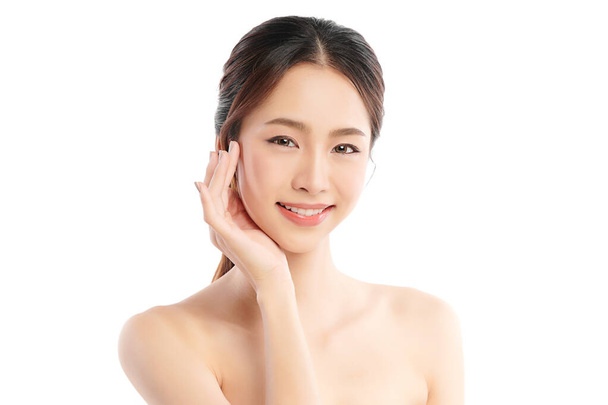 Bella giovane donna asiatica con pelle fresca e pulita su sfondo bianco, Cura del viso, Trattamento viso, Cosmetologia, bellezza e spa, Ritratto di donne asiatiche. - Foto, immagini
