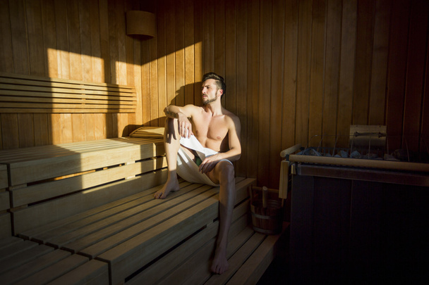 Young man in the sauna - Фото, зображення