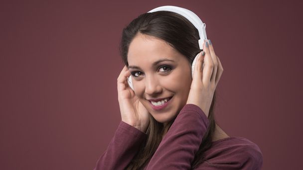 Smiling woman listening to music - Zdjęcie, obraz