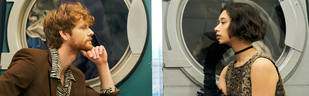 vista lateral de casal multiétnico elegante perto de máquinas de lavar roupa em lavanderia pública, banner - Foto, Imagem