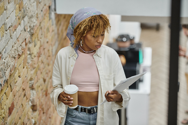 mulher africana americana segurando copo de papel, café para ir e documentos, projeto de inicialização, co-working - Foto, Imagem