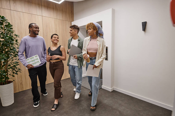 culturele diversiteit, gelukkige interraciale collega 's wandelen samen in moderne coworking, startup - Foto, afbeelding