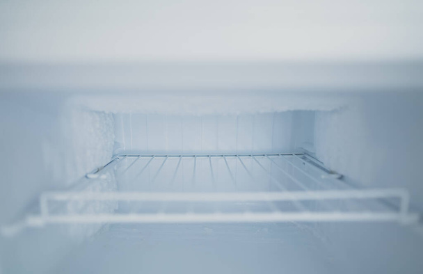 Congélateur ouvert vide au réfrigérateur. - Photo, image