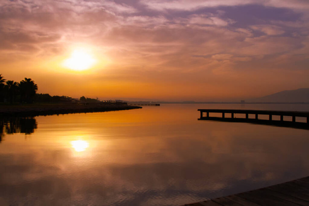 Auringonlasku merinäköalalla Turkissa, Kaunis puisto merellä.Sekapark, Izmit, Kocaeli - Valokuva, kuva