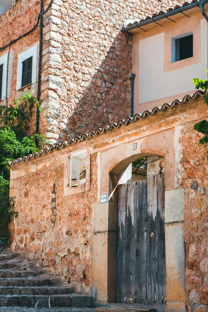 Vue d'une rue médiévale dans la vieille ville du pittoresque village de style espagnol Fornalutx, Majorque ou Majorque île - Photo, image