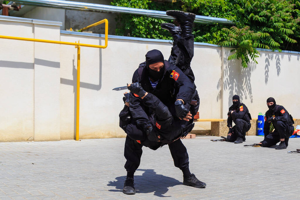 25 de mayo de 2022 Balti Moldova. Fondo editorial ilustrativo. SWAT muestra sus habilidades en simulacros de seguridad - Foto, imagen