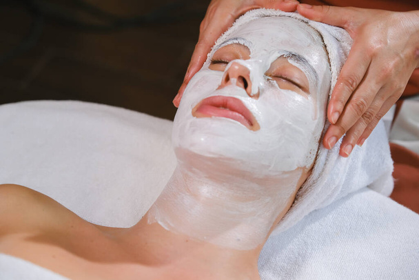 caucasico bianco donna relax in spa massaggio - Foto, immagini