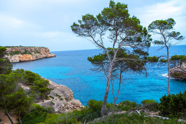 Calo des Moro, Majorka, Hiszpania. Piękny krajobraz plaży, egzotyczna tropikalna natura wyspy, błękitna woda morska, fale oceaniczne, letnie wakacje. - Zdjęcie, obraz