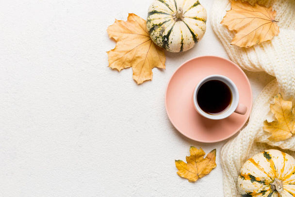 Composição de colocação plana com copo de outono colorido de café e folhas em um fundo de cor. vista superior. - Foto, Imagem