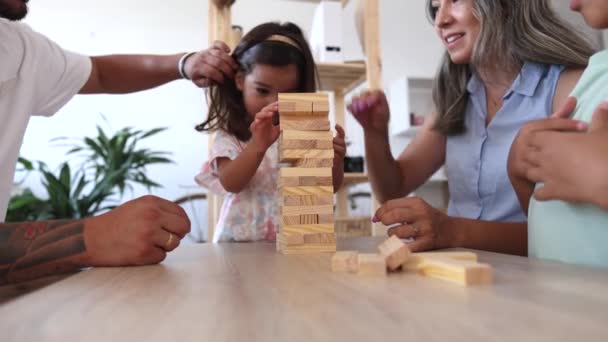 hispanic familie spelen jenga, klein meisje spelen - Video