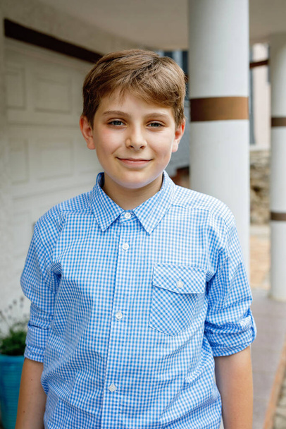 Bonito adolescente menino poses ao ar livre, Exuding confiança e estilo em um retrato cativante. Criança Preteen feliz - Foto, Imagem