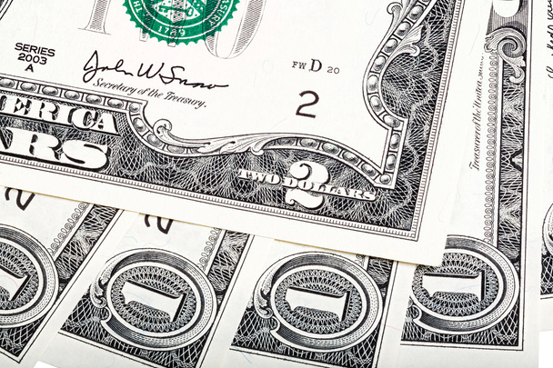Composição abstrata interessante do dinheiro americano, uma extremidade duas notas de dólar isoladas no branco
. - Foto, Imagem