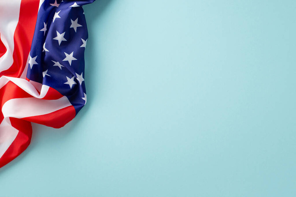 Jelölje ki a női munkások hozzájárulását a munka ünnepén. Top view of USA zászló kék háttér üres hely szöveg - Fotó, kép