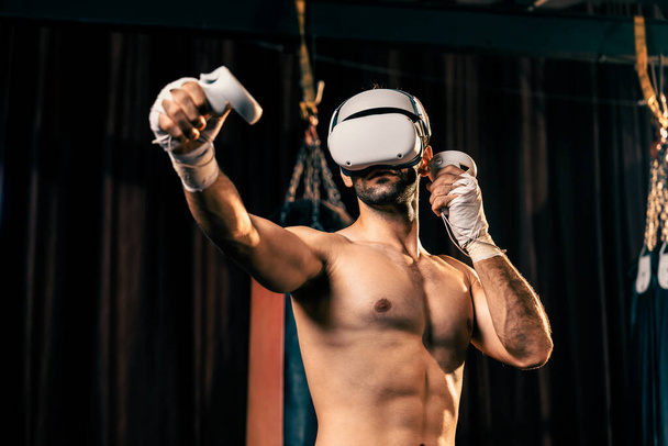 Nyrkkeilijä koulutusta hyödyntäen VR teknologiaa tai virtuaalitodellisuus, yllään VR kuulokkeet mukaansatempaava nyrkkeily koulutus tekniikkaa ohjain parantaa hänen taitojaan nyrkkeily simulaattori ympäristössä. Virikkeitä - Valokuva, kuva