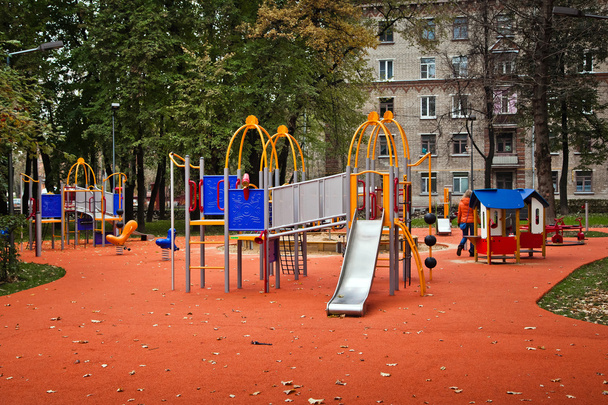 Équipement de terrain de jeu coloré pour enfants
 - Photo, image