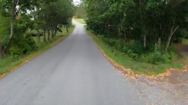 Pyöräily pohjoismaisessa kylässä kesällä - Materiaali, video
