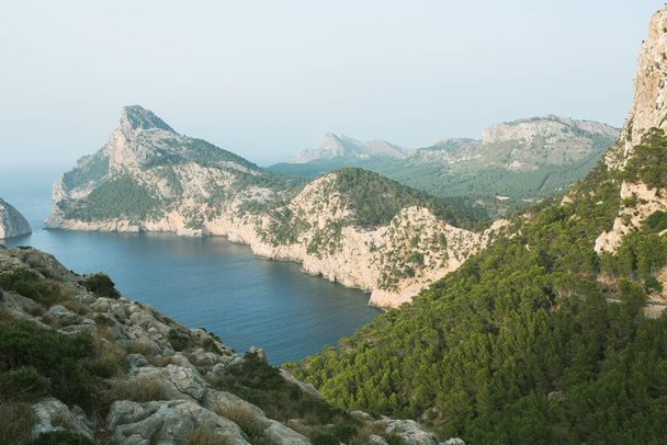 Wandelvakanties Mallorca, Spanje. Prachtige foto met landschap van Serra de Tramuntana bergen op het eiland Majorca in de Middellandse Zee. Paradijs voor motorrijders. Avontuurlijke reis. - Foto, afbeelding