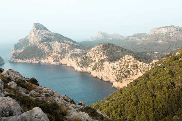 Wandelvakanties Mallorca, Spanje. Prachtige foto met landschap van Serra de Tramuntana bergen op het eiland Majorca in de Middellandse Zee. Paradijs voor motorrijders. Avontuurlijke reis. - Foto, afbeelding