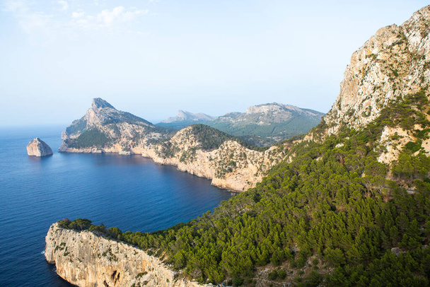 Túrázás nyaralás Mallorca, Spanyolország. Gyönyörű kép a táj Serra de Tramuntana hegyek a sziget Majorca a Földközi-tengeren. Paradicsom motorosoknak. Kalandtúra. - Fotó, kép