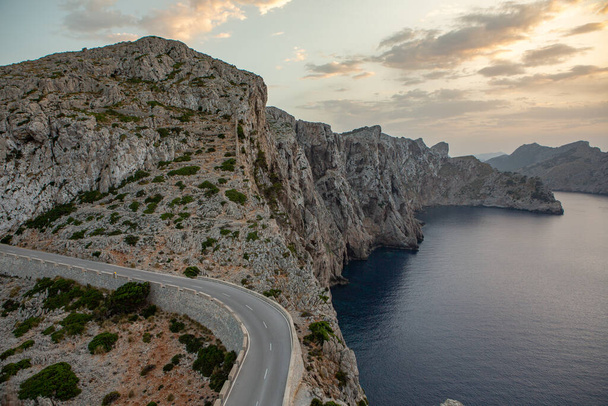 Túrázás nyaralás Mallorca, Spanyolország. Gyönyörű kép a táj Serra de Tramuntana hegyek a sziget Majorca a Földközi-tengeren. Paradicsom motorosoknak. Kalandtúra. - Fotó, kép