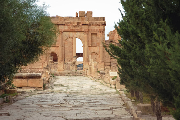 Arco de Antonino Pío en la antigua ciudad romana Sufetula en la ciudad de Sbeitla en el centro-norte de Túnez - Foto, imagen
