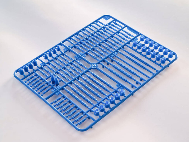 Conjunto de piezas de montaje moldeadas por inyección azul para constructor mecánico infantil - Foto, Imagen