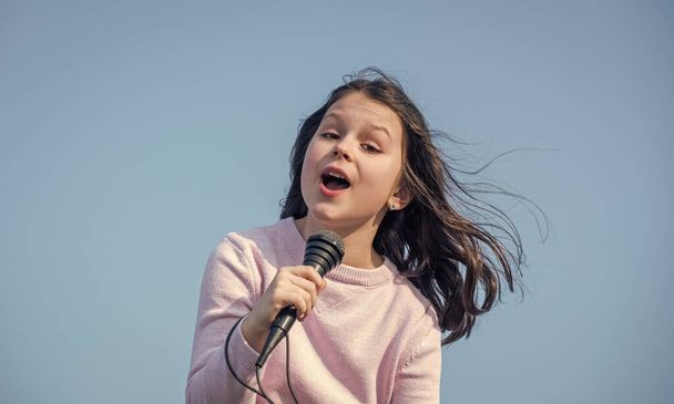 happy teen girl singing karaoke in mic. - Foto, imagen