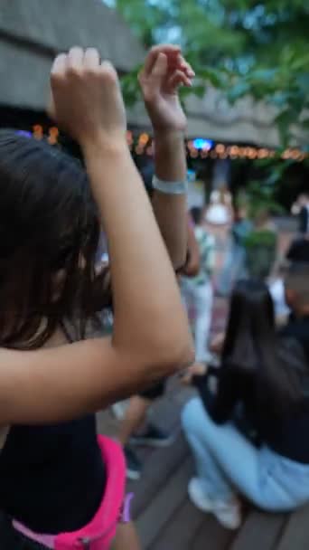 O festival do parque apresenta uma performance de dança dinâmica por uma menina jovem e radiante. Imagens FullHD de alta qualidade - Filmagem, Vídeo