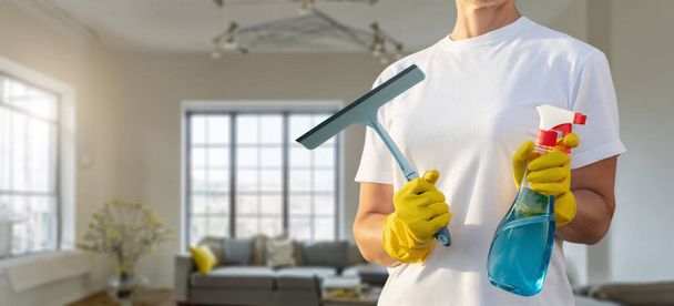 Het concept van het schoonmaken en wassen van ramen in huizen en woonvertrekken. - Foto, afbeelding