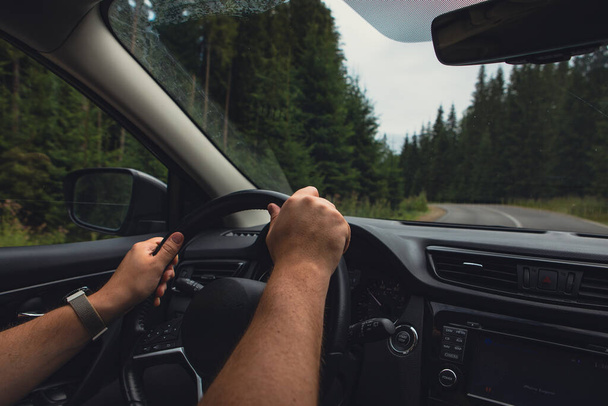 άνθρωπος χέρια στο τιμόνι οδήγηση αυτοκινήτου από το δρόμο βουνά - Φωτογραφία, εικόνα