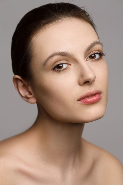 Portrait of a beautiful young woman with natural makeup - Foto, afbeelding