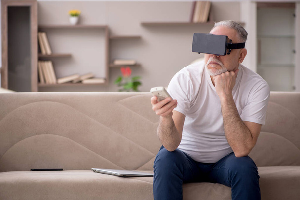 Wiek mężczyzna korzystających wirtualne okulary w domu - Zdjęcie, obraz