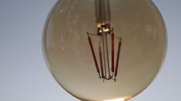 暗いガラスと円形の電気電球をオフになって白い天井にかかっている。デザインインテリアアパート、レストラン、部屋のスタイリッシュな詳細。敷地内の追加装飾照明 - 映像、動画