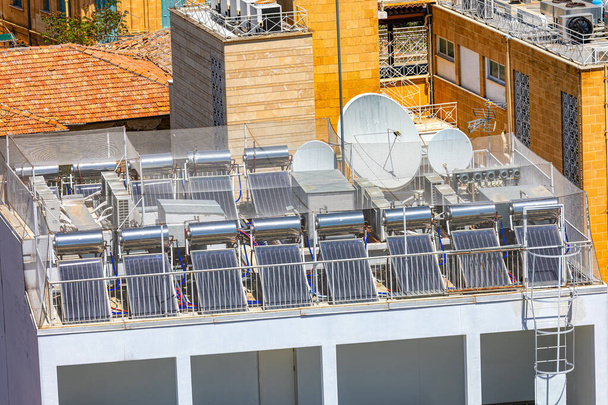 Сонячні панелі на даху будівлі. Руфтп з антенами та сонячними панелями - Фото, зображення