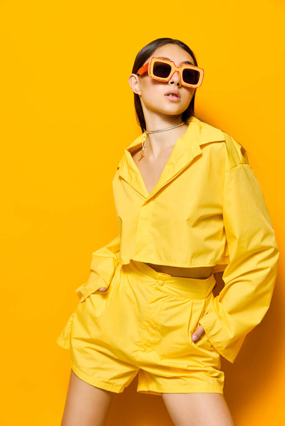 Mode Frau Outfit trendiger Lifestyle Person Haare gelb kreativ weibliche Sonnenbrille schöne attraktive Mädchen Spaß stilvolles Hintergrundmodell lange glücklich schön jung - Foto, Bild