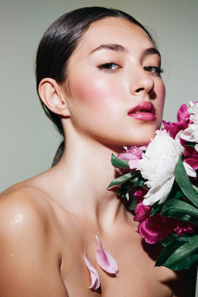 portret kobieta model skóra pielęgnacja twarz bukiet skóra głowa kwiat rumieniec świeże białe piękno makijaż różowy pani dziewczyna make-up zdrowie kosmetyka koncepcja - Zdjęcie, obraz