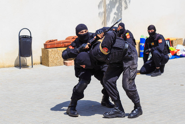25 mai 2022 Balti Moldova. Contexte rédactionnel illustratif. SWAT présente ses compétences en matière d'exercices de sécurité - Photo, image