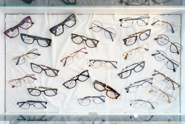 Showcases with glasses in optics. March 1, 2023 Beltsy, Moldova. For illustrative editorial use. - Fotografie, Obrázek